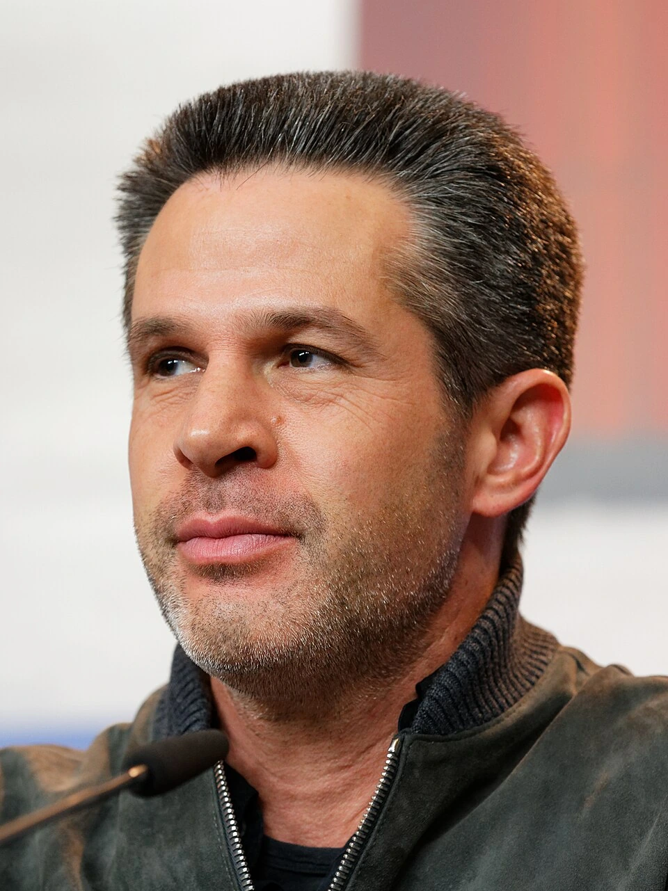 Portrait of Simon Kinberg speaking at a press conference
